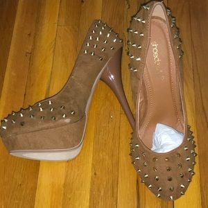 Shoe Dazzle Tan Gold Studded Heels